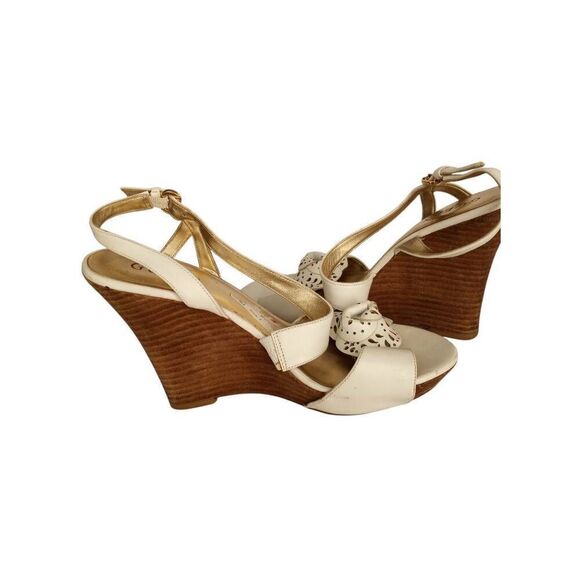 GUESS WHITE FLOWER WEDGE SANDAL SZ.7 GUC. - Picture 3 of 6